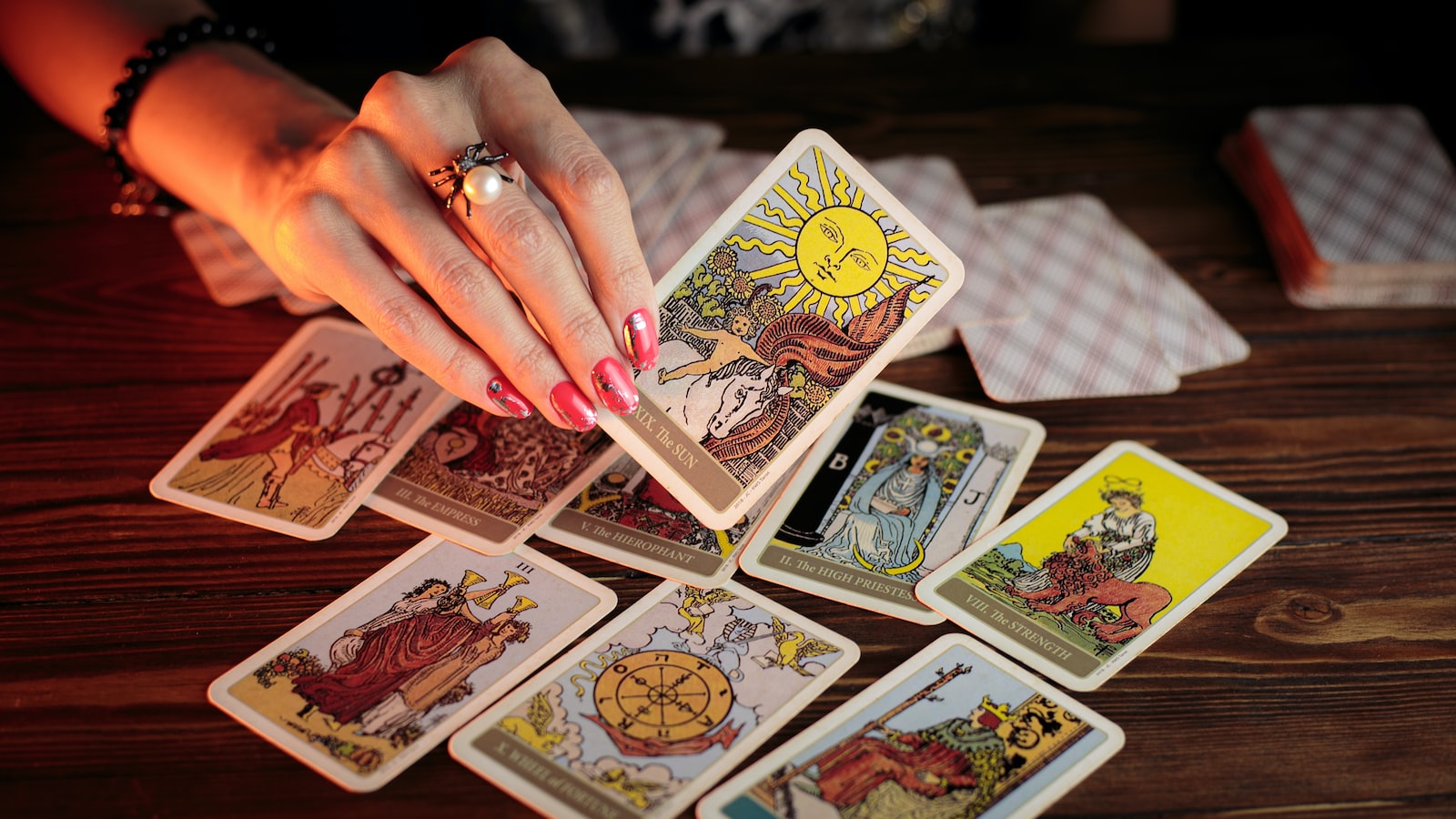 Le Bateleur: Découvrez les Secrets de la Carte du Tarot